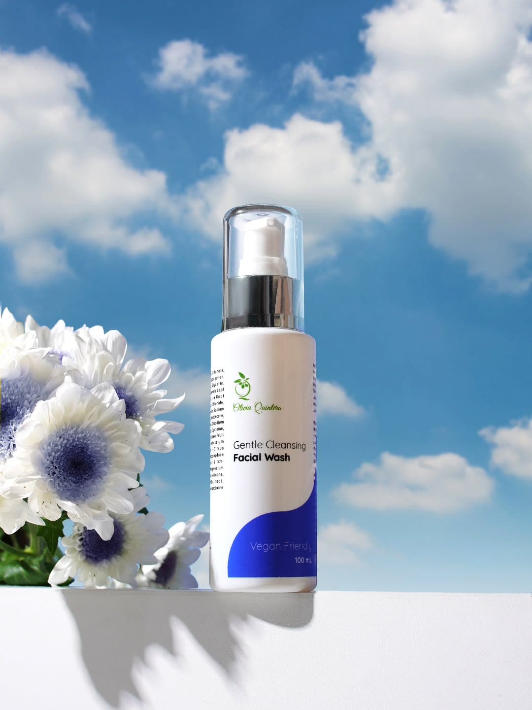 Gentle Cleansing Facial Wash dengan bunga putih dan langit biru